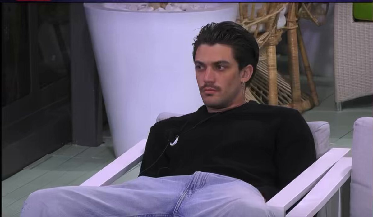 Anita : é bellino il mio appartamentino,si sta bene in due . Jonas :in error 404 😂 #jonita