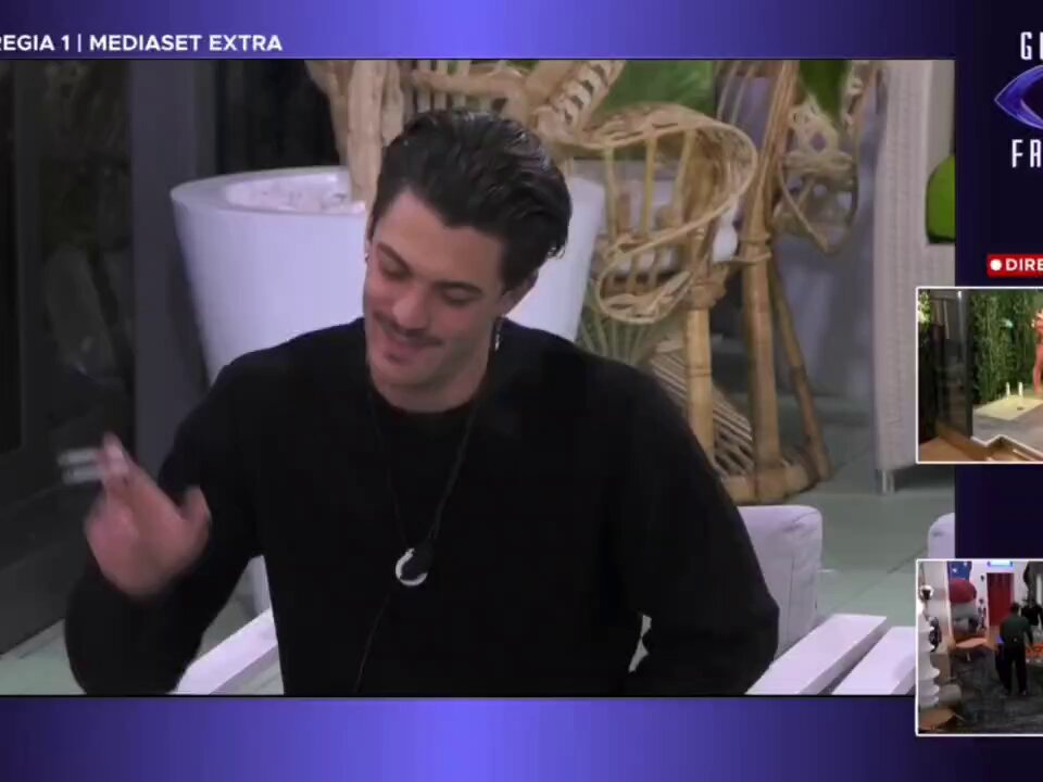 SI STARÀ CHIEDENDO CHI CAZZO GLIEL HA FATTO FARE DI CHIEDERE QNT SECONDO LEI SI SAREBBERO VISTI FUORI... mi sento male giuro, SALVATELO #jonita #joninni