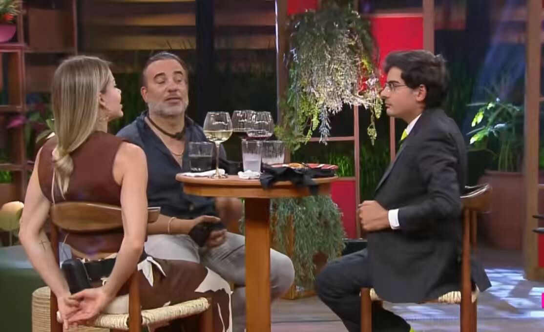Fabiano: “O que a Suyane fazia com vc?” Dudu: “Programa.” F: “Programa?!” D: “Garota de programa. E eu tb sou garoto de programa, mas de televisão.” F: “Saía pra jantar?” D: “Se divertia, mas não nesse aspecto de beijo ou de trepação.” #AFazenda