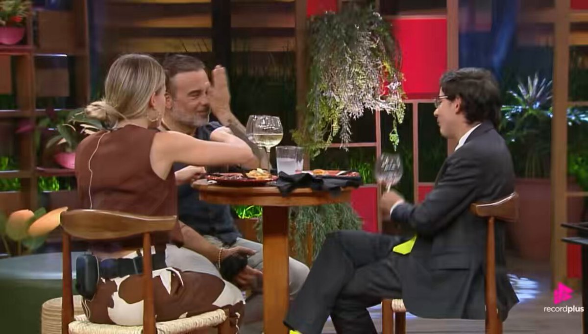 Sempre muito esperto, Fabiano afirma que Chico Barney sempre acerta os campeões dos realities. Saory disse que é ao contrário, que o Chico Barney sempre erra. #AFazenda