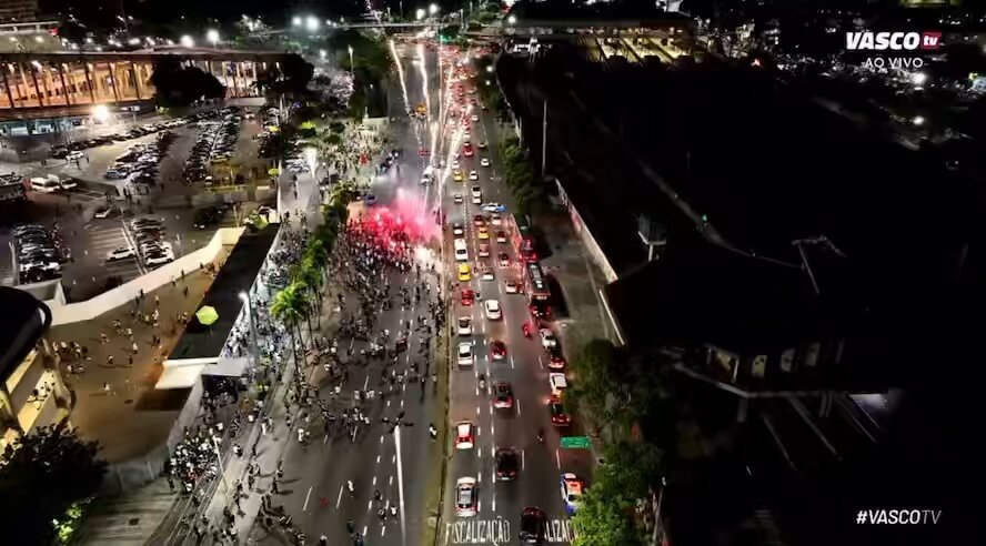 A torcida do Vasco supera em muito qualquer rival do RJ. Guardem essas imagens, ano que vem teremos algumas imitações.