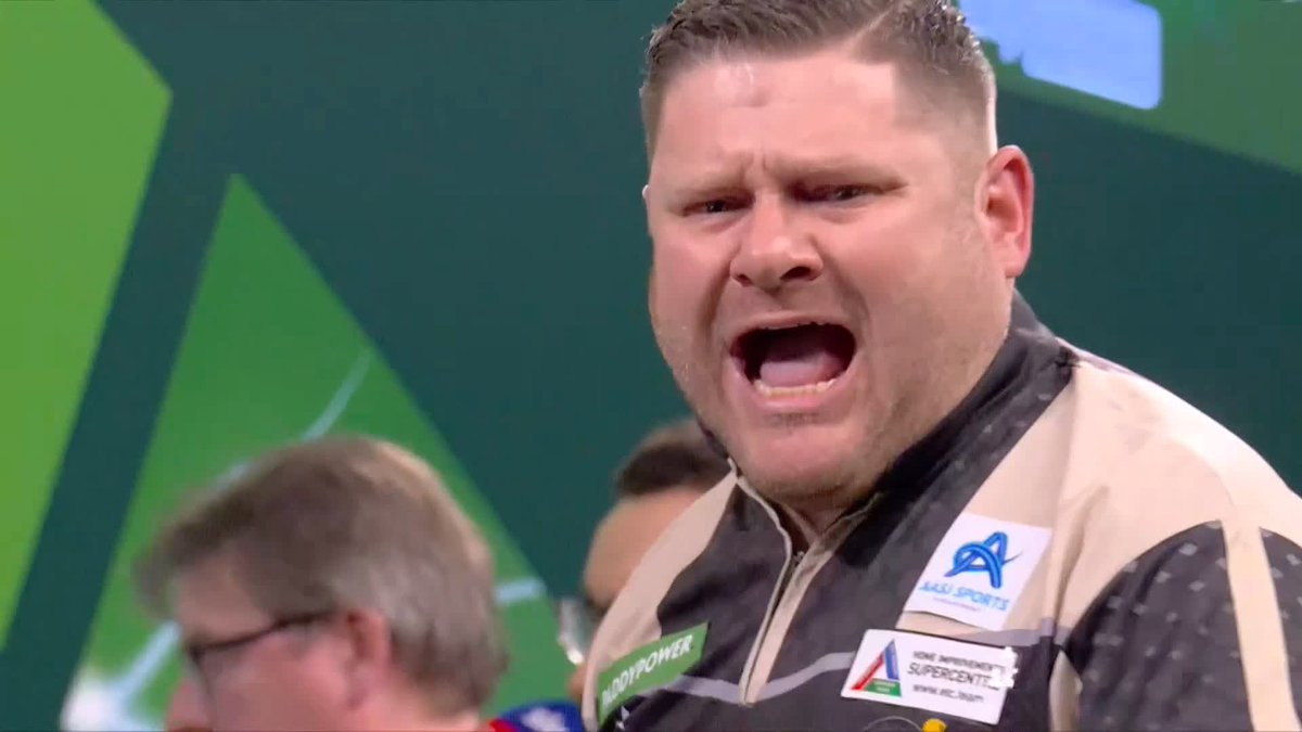 HURRELL AHEAD AGAIN! There's been only one hold of throw in this set - James Hurrell found it to secure the second set against Stowe Buntz and edge into a 2-1 lead! 📺 #WCDarts | R1
