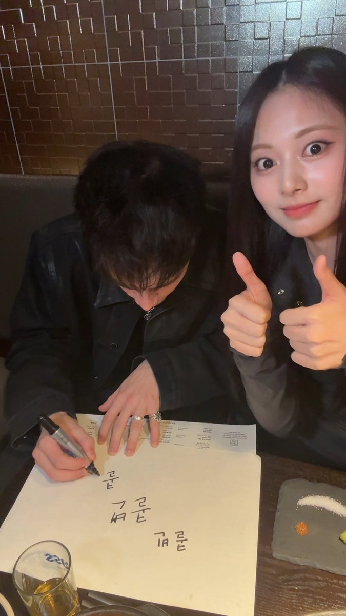 Tzuyu teaching Corbyn how to write in Korean 😭