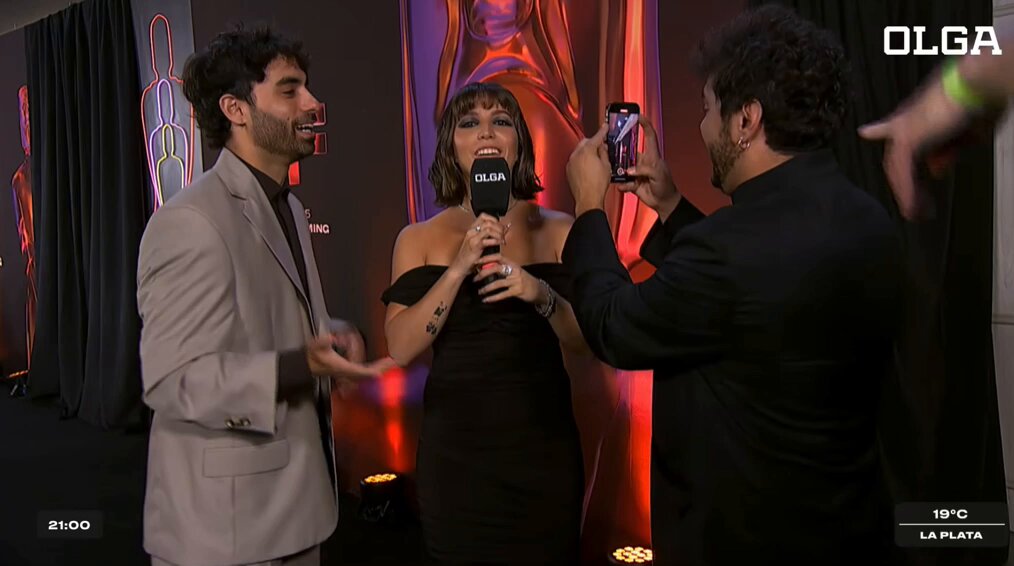 Homero Pettinato rompió el silencio en la alfombra roja de los #MartinFierro después del escándalo, a metros de Sofi Gonet que también conduce el evento.
