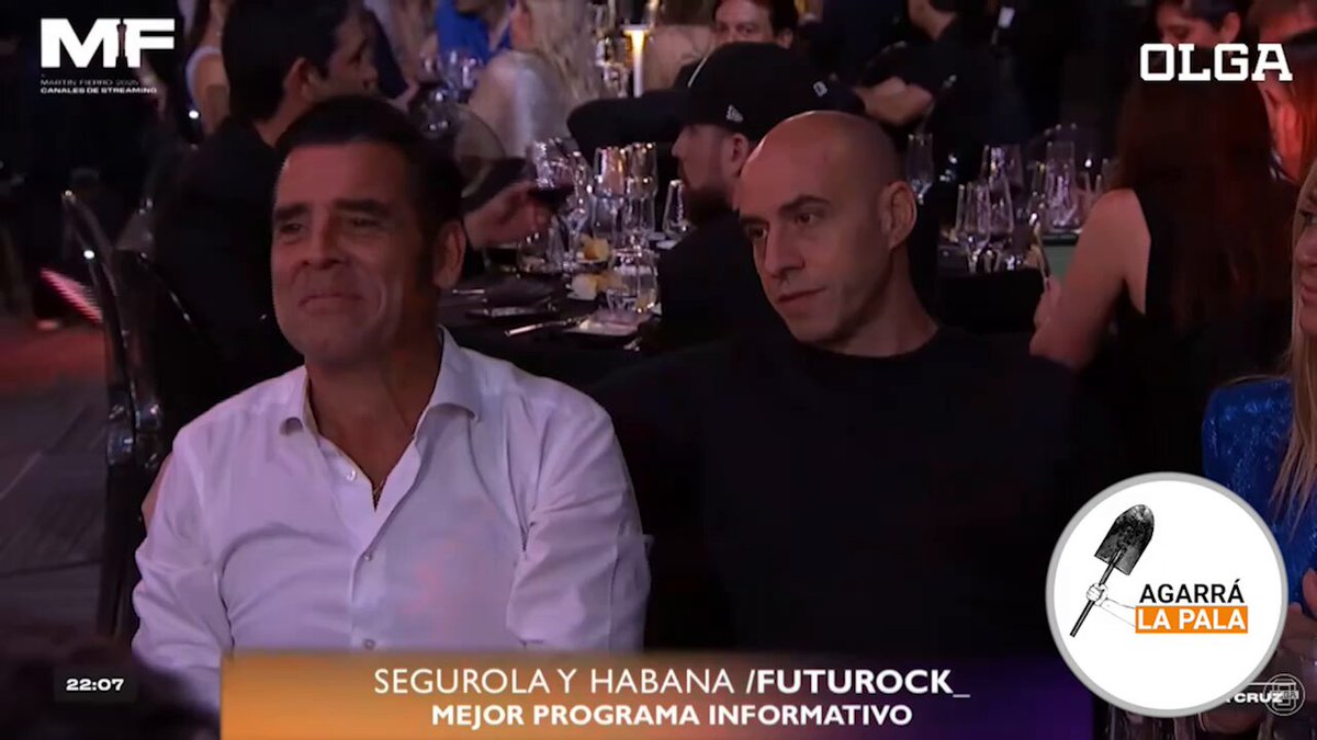 🚨 LA ZURDA MENGOLINI GANÓ UN MARTIN FIERRO PEDORRO, EMPEZÓ A LLORAR CONTRA MILEI Y LE CORTARON EL DISCURSO EN VIVO “gobierno CARETA Y FASCISTA, tendré que putear al gobierno de Donald Trump” Javier Milei