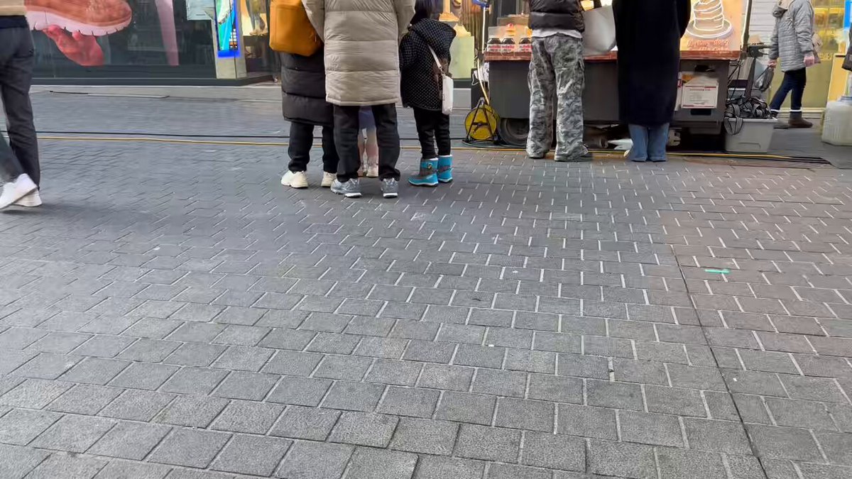 昨日の韓国の明洞です。 カムジャタンを食べた。 街は、日本人と中国人がとても多い。至る所で日本語を聞く。 中国人は、アディダスを履いている人が多い。 また韓国はNikeの着用率がいつ来ても高い。 On やホカなどはなかなか見ない。やはり伝統というのは変え難い物だ。だからM&amp;Aが流行るのだろう。