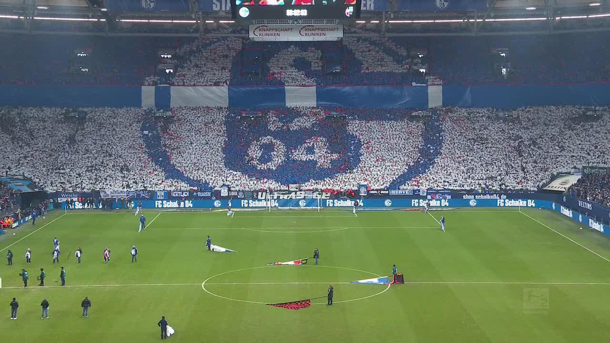 Lo mejor del fin de semana. Por esas cosas inexplicables del fútbol, las hinchadas del Schalke y del Nuremberg se volvieron amigas hace años. Hoy los equipos se enfrentaron. Y los del Schalke hicieron mosaico para ambos equipos. No trates de entenderlo
