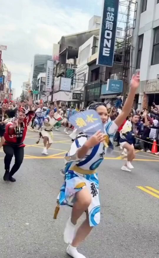 台灣省桃園街頭的所謂日本民俗表演，鬼鬼祟祟，真丑！