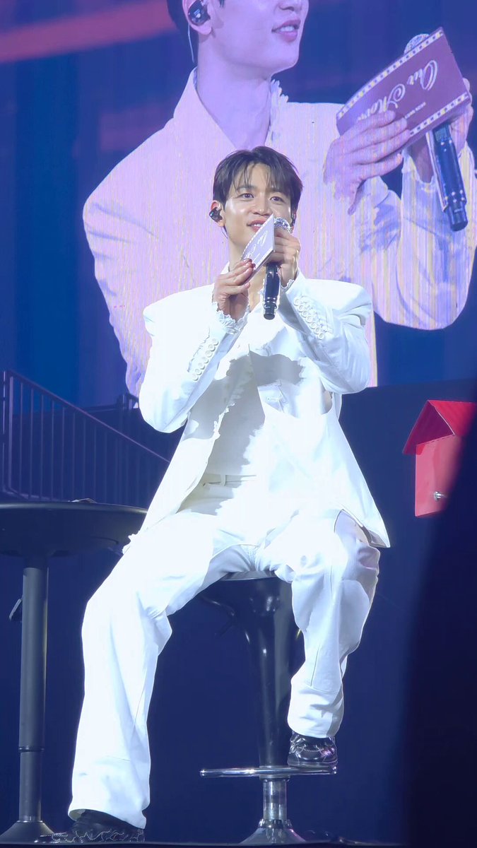 🐿️was ur husband willing to allow u to be here? 💎yes 🐿️tell him that i said he's a cool guy (😂) 🐿️does he like workout? no? 🐿️just asking. if he does we can workout tgt so if he doesn't listen to you well, i'd scold him ^^ (cr. lovein_tm) minho 😭