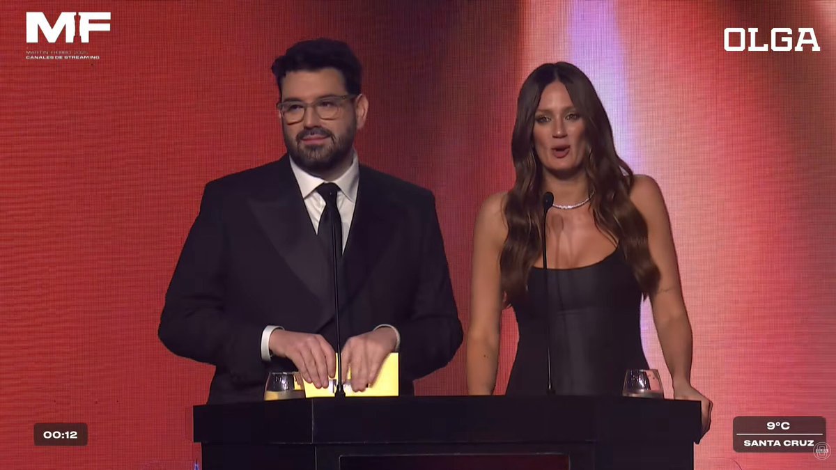 JAJAJAJAJ todo bien con el CONICET, amamos, pero en serio el de oro? Que no se note que lo hicieron para no darselo a #LuzuTv #MartinFierroStreaming