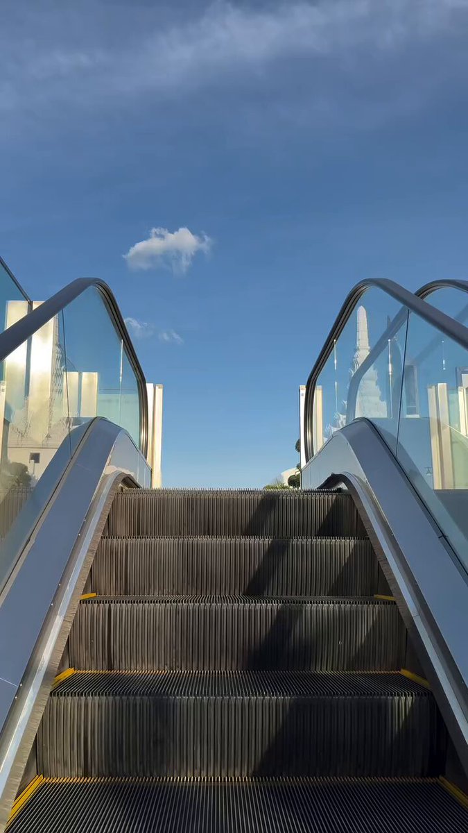 บันไดเลื่อนขึ้นมาปุ๊บ As soon as the escalator comes up... Cr : ตอนนี่ บ่าวลาว