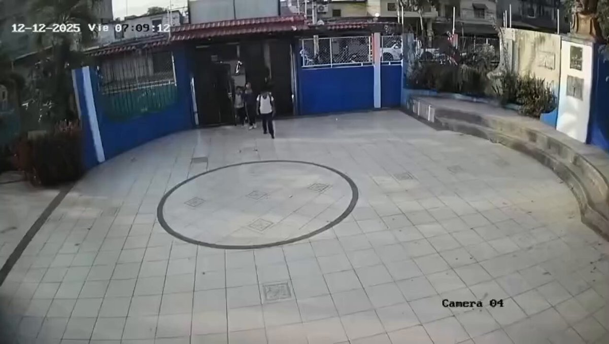 🔴 #ATENCIÓN | Una estudiante de 11 años de la Unidad Educativa Simón Bolívar falleció la mañana del viernes 12 de diciembre de 2025. El informe de autopsia señala que la causa de muerte fue una “fractura de columna cervical por trauma raquimedular”. Un video difundido en redes sociales muestra que la menor ingresó a la institución a las 07h09 y, minutos después, a las 07h25, fue trasladada en brazos a una unidad de salud. ⚠️