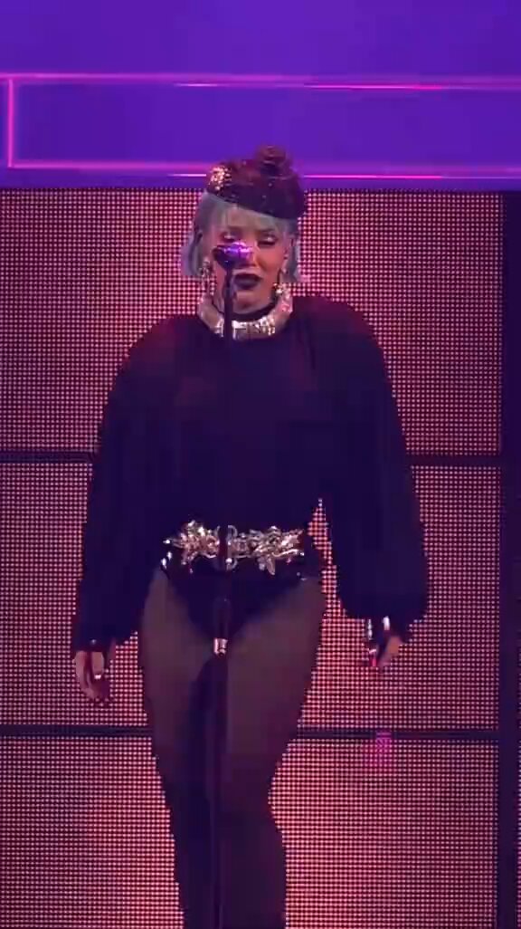 Can't stop gagging from Doja doing the 'Make It up' dance