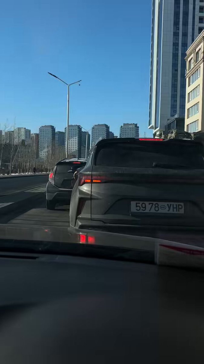 Бүр нэг замаар дүүрэн ийм малнууд явж бна даа🤮 Нусаа нийлээ, шүлсээ хаялаа. Хоёр эгнээ рүүгээ л машиных нь хамар гарах зай гармагц дайрах юм. Тамхиа баагуулчихсан. Орк🤮