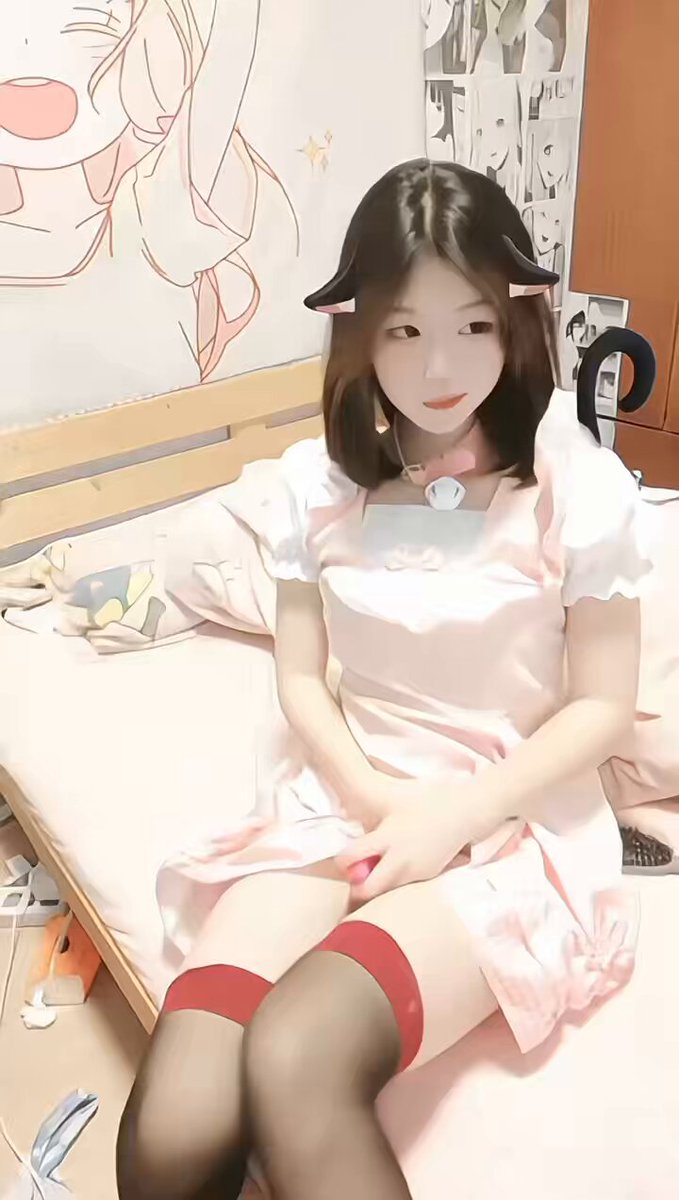 手上藏着粉色小跳蛋🥚 #极品少萝 看这小眼神就知道要做坏事了🤪 #粉嫩