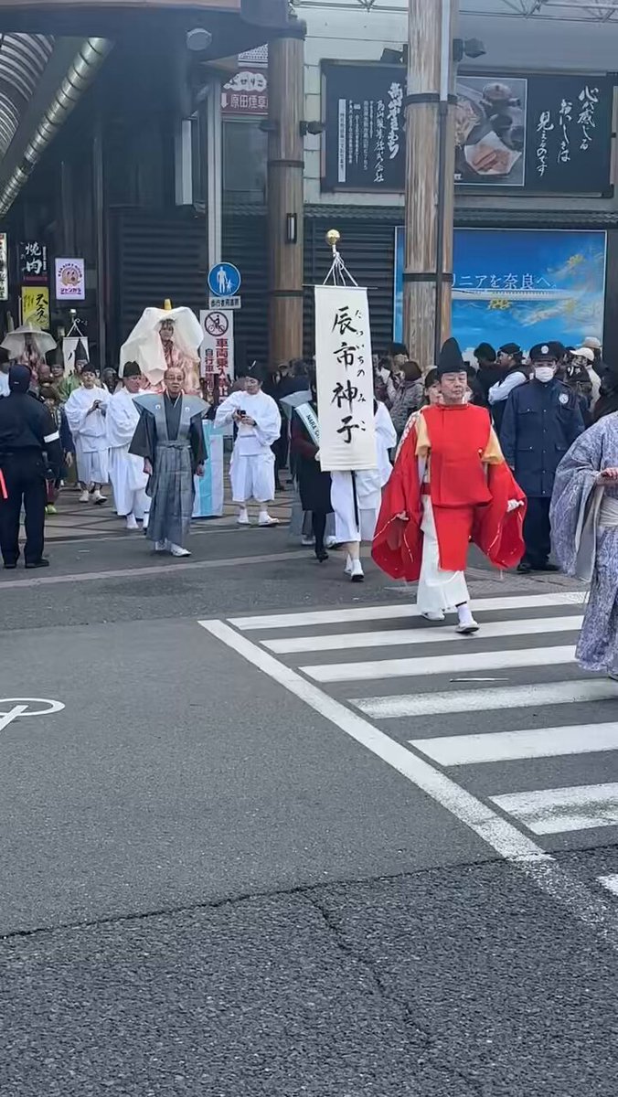 【大宿所詣】午後1時より地元各商店街による大宿所詣行列が練り歩きました。 華やかな装束を見に纏った奉仕者たちの行列が見られました。 #第890回春日若宮おん祭 #春日大社 #春日若宮 #奈良