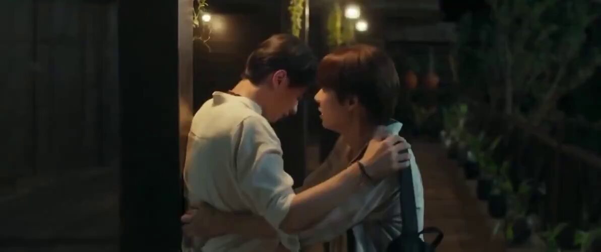 มีอีกอันนี้ด้วย จังหวะนี้น้ำปิงเล่นดีมาก เป็นน้องเขมที่กลัวจะเสียเขาไป ดีเทล รู้ว่าเขาไม่สบาย แพนิคมือสั่นไปหมด ตอนแรกน่าจะเปลี่ยนใจไม่กลับกรุงเทพแล้วแต่พอเห็นเขาป่วยใจตัวเองน่าจะไม่ไหว น้องเขมก็ไม่พร้อมจะสูญเสียใครไปอีกเหมือนกัน ถ้าตัวเองอยู่ก็กลัวทำให้เขาลำบาก ทำให้เขาเจ็บ🫳🥹