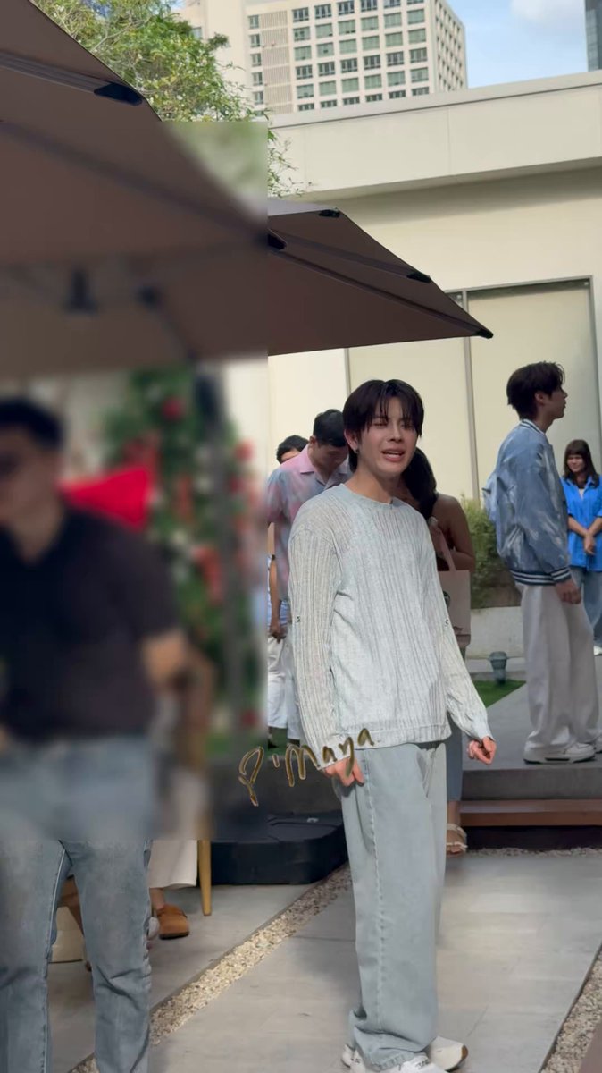 น่ารักจริงๆเป็นห่วงทุกคนตลอด เพราะรู้ว่าพี่ๆยังไม่ได้กินข้าวกันจริงๆ มันเลยเที่ยงมานานแล้ว แบบพ้มเลี้ยงจริงๆนะ ไปบอกพี่บ้อบบี้เลยแบบได้ พ้มจ่ายเอง พี่เติ้ลพอรู้ก็สนับสนุนด้วย แล้วพี่ดาราเป็นแบบนี้ทุกงานจริงๆ ห่วงทุกงาน พี่ๆล้อเล่นลูก แค่นี้ใจก็ปลิ่มกันมากแล้ว 🥹💖✨🤏🏻