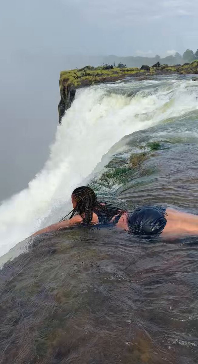 Did the Devil’s Pool AGAIN (for the 3rd time) 😍 Living life on the edge 🥳 📍 Devil’s Pool 🇿🇲
