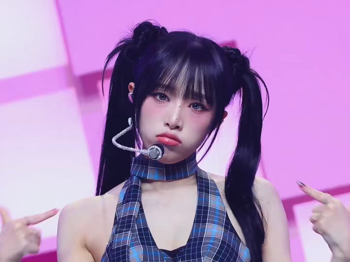 세상 : ㅈ대바라 최예나 : 이리와……많이힘들엇지? 둥!❣️근 리본처럼 🎀 내가 안아줄게 🫂💕 넌 나의 선물 🎁 이니까💖