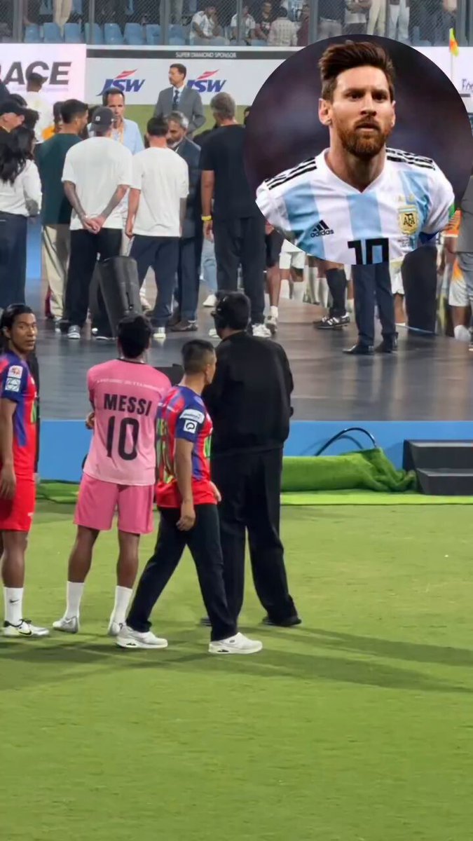 Sunil Chhetri was receiving loud chants at the Wankhede even when Messi was there, it was a beautiful moment to witness. He truly deserves every bit of that recognition for what he has done for Indian football. The Wankhede crowd never disappoints. 🥹❤️