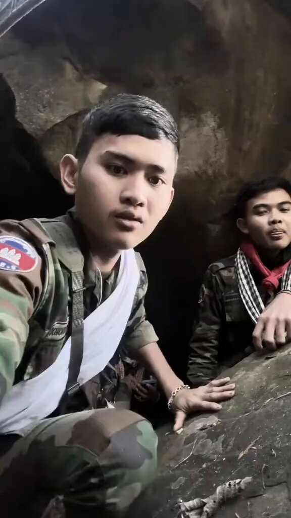 แรกๆ ร้อนวิชาจากครู..หลังๆ มาหลบอยู่แต่ในรู พอให้ชาวเขมรได้รู้ ว่ากูคือวีรชน😆😆😆 #ทำลายให้สิ้นสภาพ #ไทยนี้รักสงบแต่ถึงรบไม่ขลาด #ชายแดนไทยกัมพูชา #เขมรชนชั้นจัณฑาล #CambodiaOpenedFire
