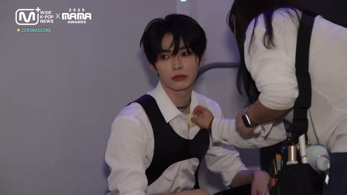 아 성한빈 본무대 끝내고 멍하게 앉아잇는 와중에 주변에서 웅성웅성 거려서 뭐지?햇는데 촬영감독님이 한빈이 비주얼에 깜짝놀라셧다고ㅠㅋㅋㅋ 와중에 한빈님:오프닝무대때 햇던 스티커도 다 못지우고 올리감