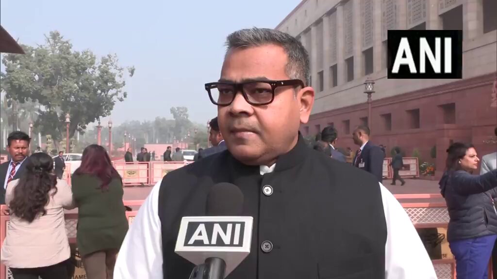 #WATCH | Delhi: On Bihar Minister Nitin Nabin appointed as BJP national working president, LJP (Ram Vilas) MP Arun Bharti says, "I am from Bihar and if such a big responsibility is given by the BJP to a young leader from Bihar, then as a Bihari, it is a matter of pride for me and I am fully confident that in the coming times, he will take the party to new heights..." On the sloganeering against PM Modi during the Congress's mega rally against 'vote theft', he says, "...You may have differences, but such senseless and indecent remarks should not be made..."