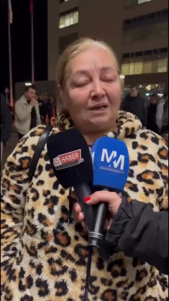 Vatandaşlar, Gülşah Durbay’ın vefat haberini alır almaz Manisa Şehir Hastanesi’ne gitti: "Çok üzüldüm, çok gençti, çok güzel bir insandı..." "Ferdi Zeyrek gibi güler yüzlüydü. Acımız çok büyük, anlatılmaz. Gülşah, ablaydı, anneydi, her şeydi..." (Manisa Meydan Gazetesi)