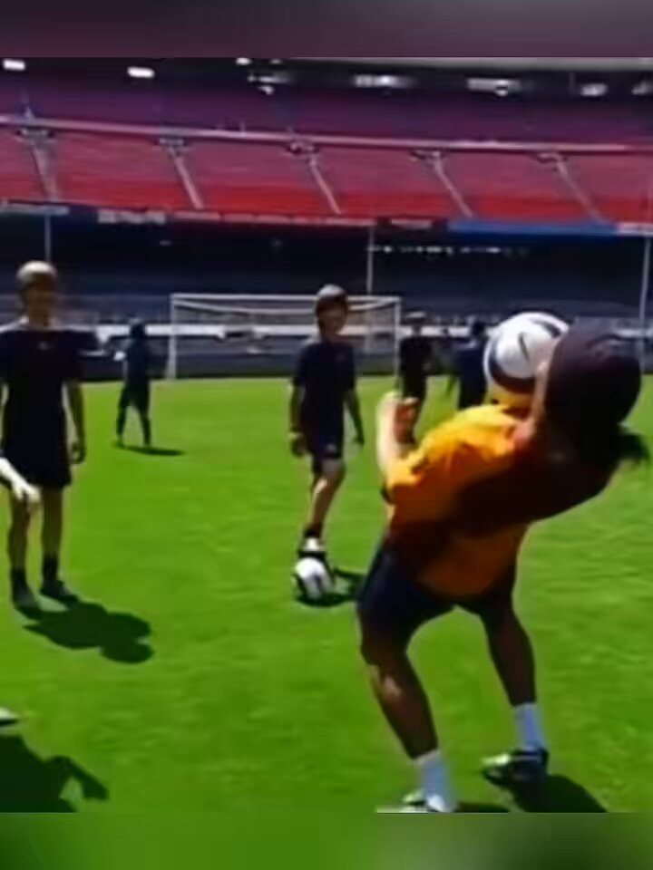 The greatest teacher and his student Ronaldinho and Messi’s friendship 🥰