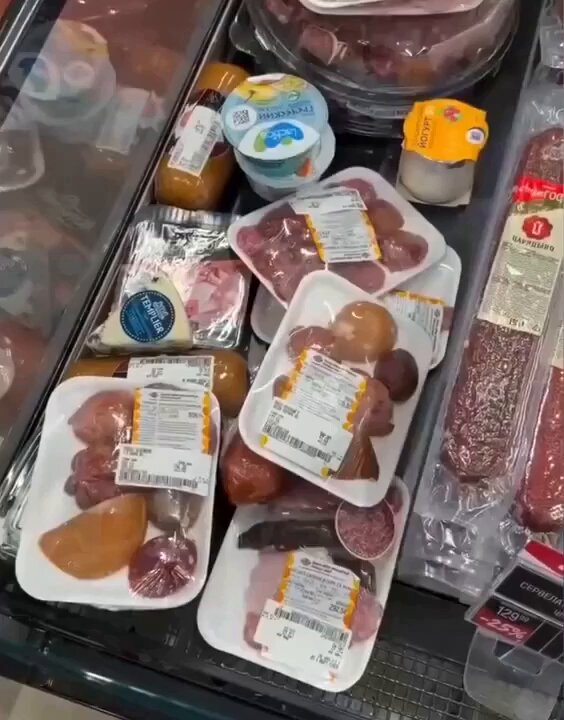 В магазинах появился новый деликатес - обрезки от колбасы.😂