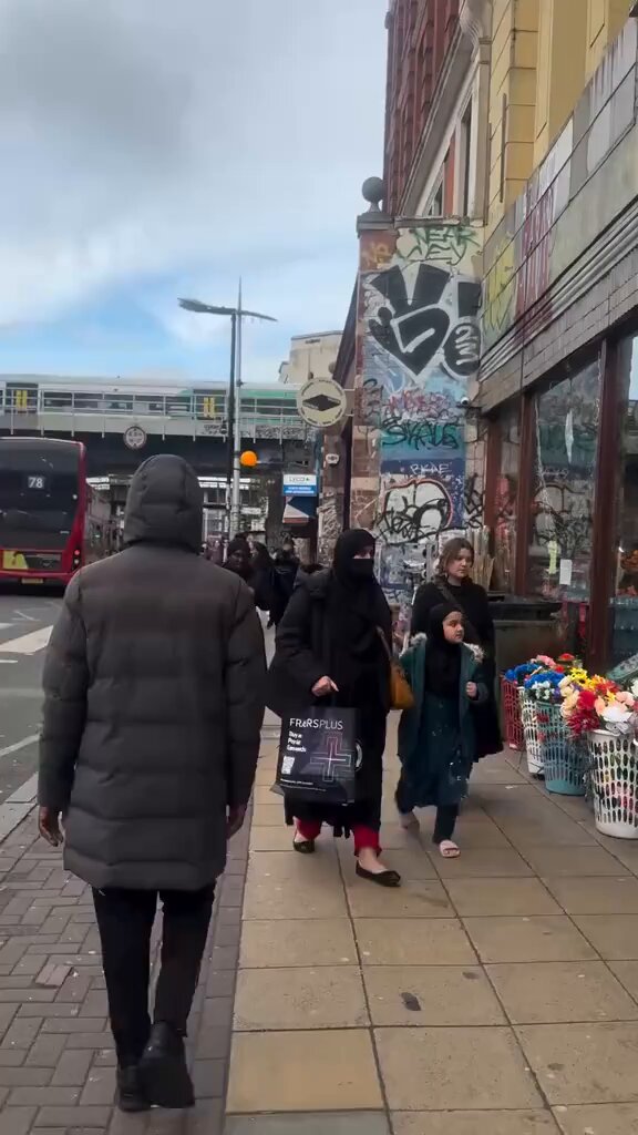 WELCOME TO PECKHAM One word instantly came to mind when I saw this latest video - shithole! How can people live like this? How has the local authority allowed it to get in such a state. Rubbish, graffiti.. it’s a dump.
