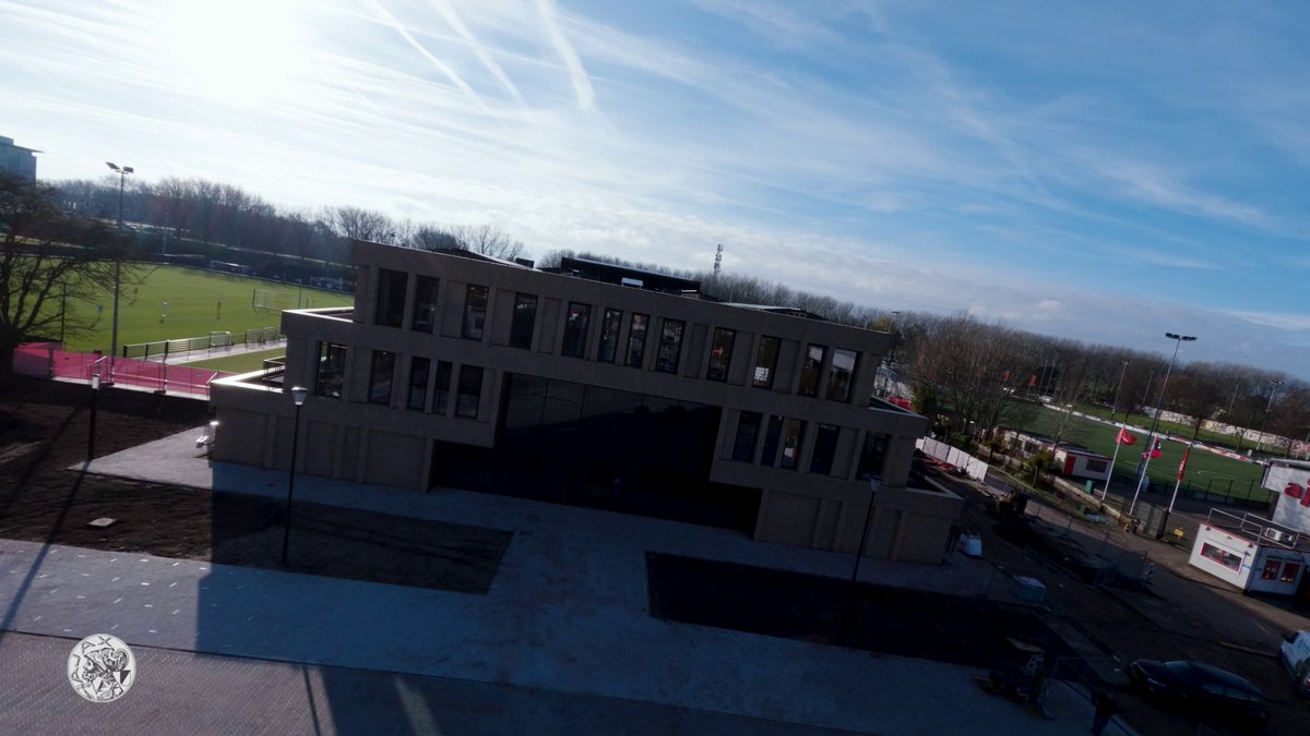 🇳🇱✨ 𝐎𝐅𝐅𝐈𝐂𝐈𝐀𝐋 | Ajax have opened their new facility for the men and women first team! 🏢✅ One of the key requirements was to make this building 'one of the best-functioning sports complexes in the world'