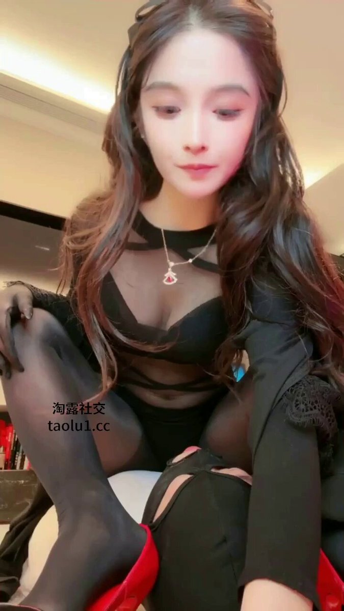 高贵女神下班后的日常娱乐 推荐一个出售电报号，等各种账号网站 （ #sm #女王 #女优 #av #吃瓜 #外围 #网红 #番号 #人妖 #CD #TS #厕奴 #黄金 #圣水 #夫妻主 #绿帽奴 #情侣主 #母狗 #女奴）