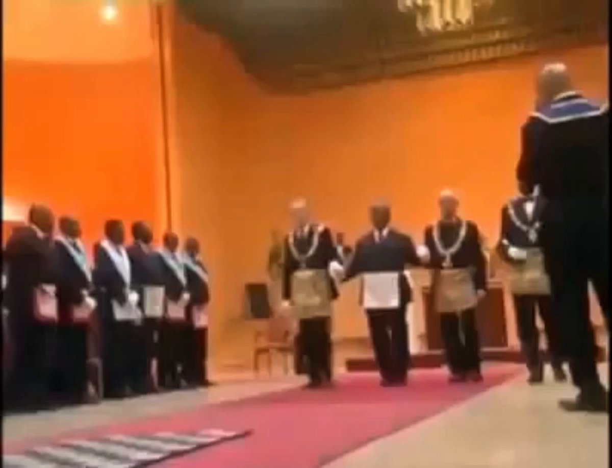 À suivre absolument ! Écoutez attentivement. « Pour servir les intérêts de… » C’était un chef d’État en exercice qui prononçait ce serment, non pas vis-à-vis de son peuple, mais d’une organisation. Voici comment la France a lobotomisé les dirigeants africains. Ce même dirigeant a été abandonné en plein vol à un moment de faiblesse, mais malgré cela, cela ne sert pas de leçon aux autres.
