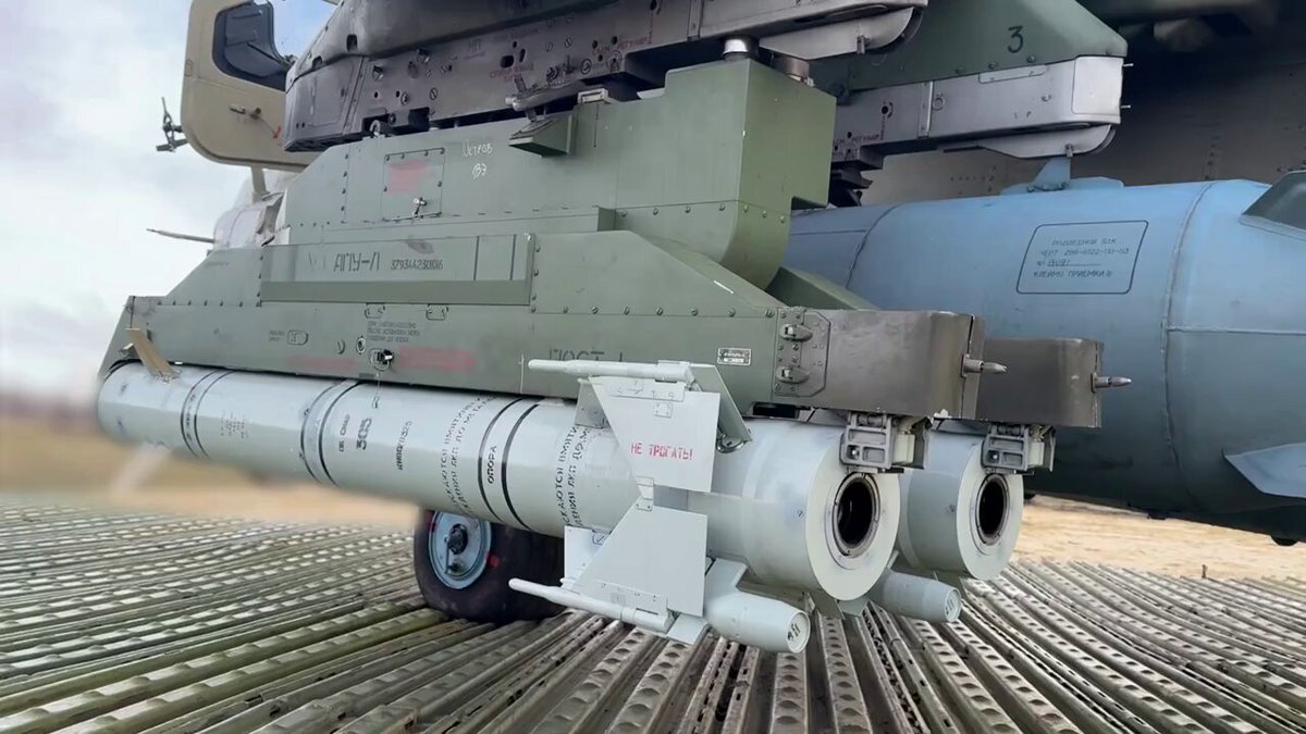 The MoD RF has released another video showing the use of the Kh-39 light multi-purpose guided missile by the crew of a Mi-28NM attack helicopter. /2025/