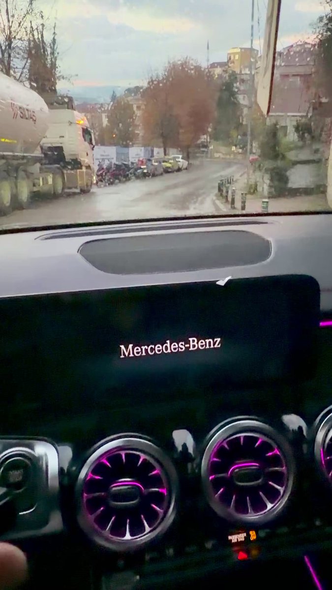 Elektrikli Mercedes-Benz EQB aracıyla ekran sorunu yaşayan vatandaş, aracı almak için 1.5 kg altın bozdurmuş. Peugeot, Opel, Citroen, Togg ve bazı elektrikli araçlarla ilgili şikayetler çok oluyor ama Mercedes? 'Ben araba almadım, Mercedes aldım' cümlesi tarihe mi karışıyor?