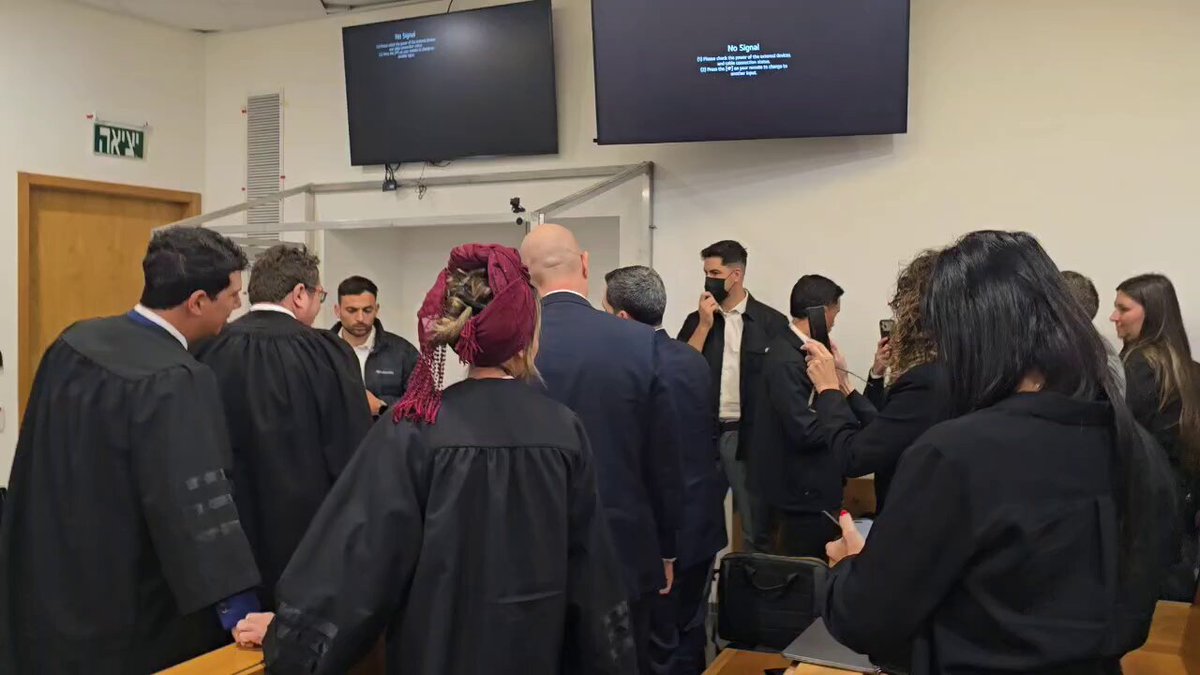 נשיא פרלמנט פרגוואי הגיע מלווה ביו"ר הכנסת אמיר אוחנה לביהמ"ש ושוחח קצרות עם נתניהו. במילים אחרות: נתניהו גרר את נשיא פרלמנט פרגוואי לביהמ"ש כחלק מההצגה שלו בפני שופטים כדי להצדיק את הברזותיו מביהמ"ש, אחרי שהתחייב שהוא יכול גם לנהל משפט וגם לנהל מדינה. לא יכול? צא לנבצרות. תתפטר