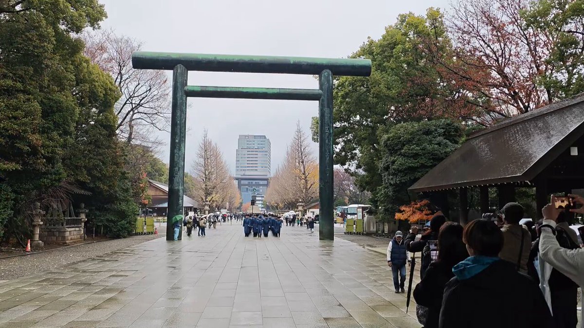 【2025年12月14日 防衛大学校 靖国行進】 靖国行進に参加された学生皆様方に、心より感謝と敬意を表します。 防衛大学生による靖国行進は、防衛大学校の学生「有志」が夜を徹して横須賀から九段まで14時間半も徒歩で行進し、靖国神社を参拝します。 YouTube Akura
