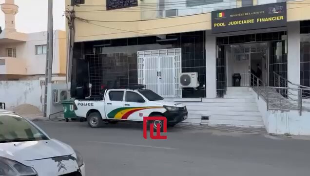 📌Arrivée de Farba Ngom au Pool judiciaire financier, évacué en ambulance Farba Ngom est arrivé ce matin au Pool judiciaire financier, transporté à bord d’une ambulance. Le député et maire des Agnams a été acheminé sous escorte, dans un contexte marqué par une attention particulière autour de son état de santé et de la procédure judiciaire en cours. MF INFO