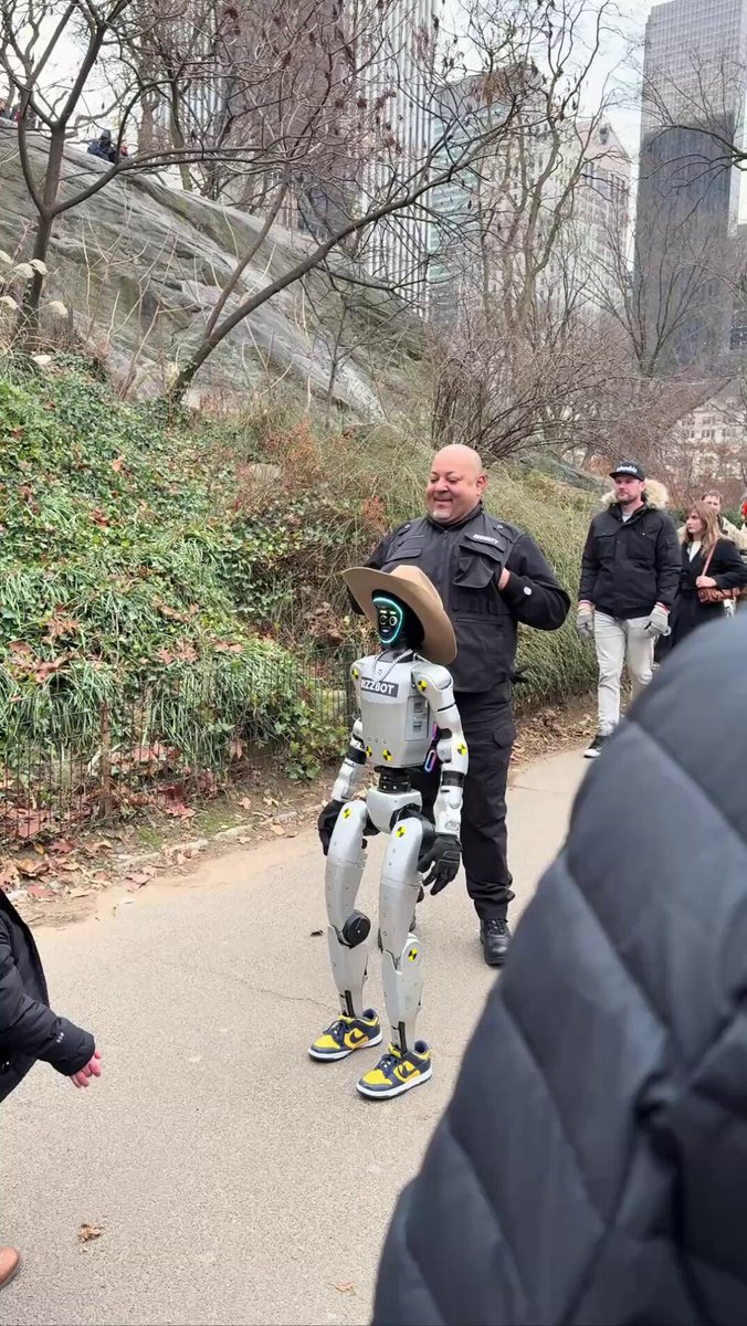 当 中国 宇树 的 机器人 出现 在纽约 街头