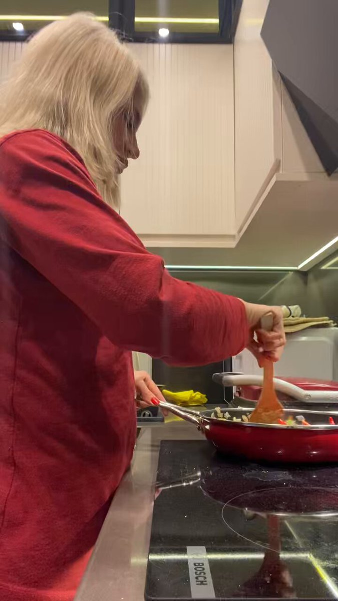 Her Mutfakta Davlumbaz var lakin ne işe yaradığını bilmiyoruz.. Bu bir aksesuar mı?