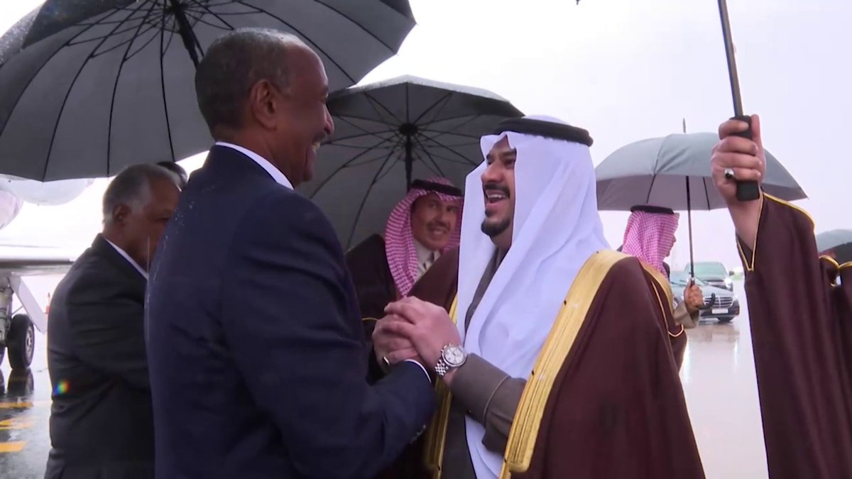 رئيس مجلس السيادة الانتقالي بالسودان يصل إلى الرياض وفي مقدمة مستقبليه نائب أمير المنطقة