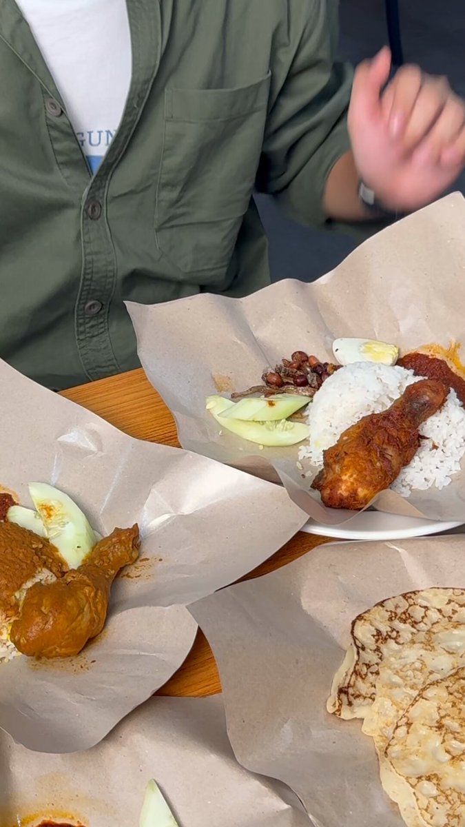 Kandungan politik dihentikan seketika untuk memberi laluan kepada iklan nasi lemak ayam goreng berempah RM5. Jemput singgah ke KESUM. 𝗞𝗘𝗦𝗨𝗠 (𝟳 𝗣𝗔𝗚𝗜 - 𝟭𝟬 𝗠𝗔𝗟𝗔𝗠) 📍