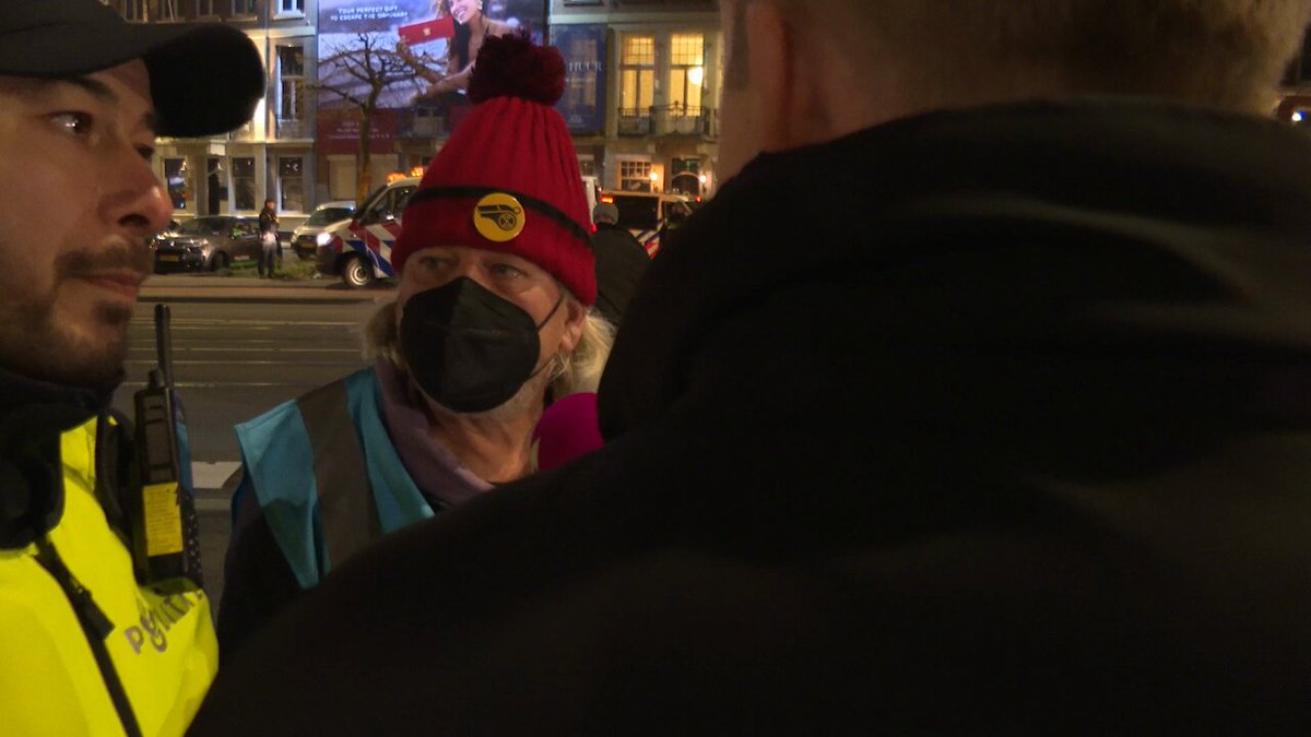 Hier wordt NIET een demonstrant gearresteerd die een journalist van een plein trapt. Nee, in het volgende fragment wordt de journalist door de politie uit het demonstratievak gehaald. Bedankt politie Amsterdam. #Amsterdam #Museumplein #Chanoeka