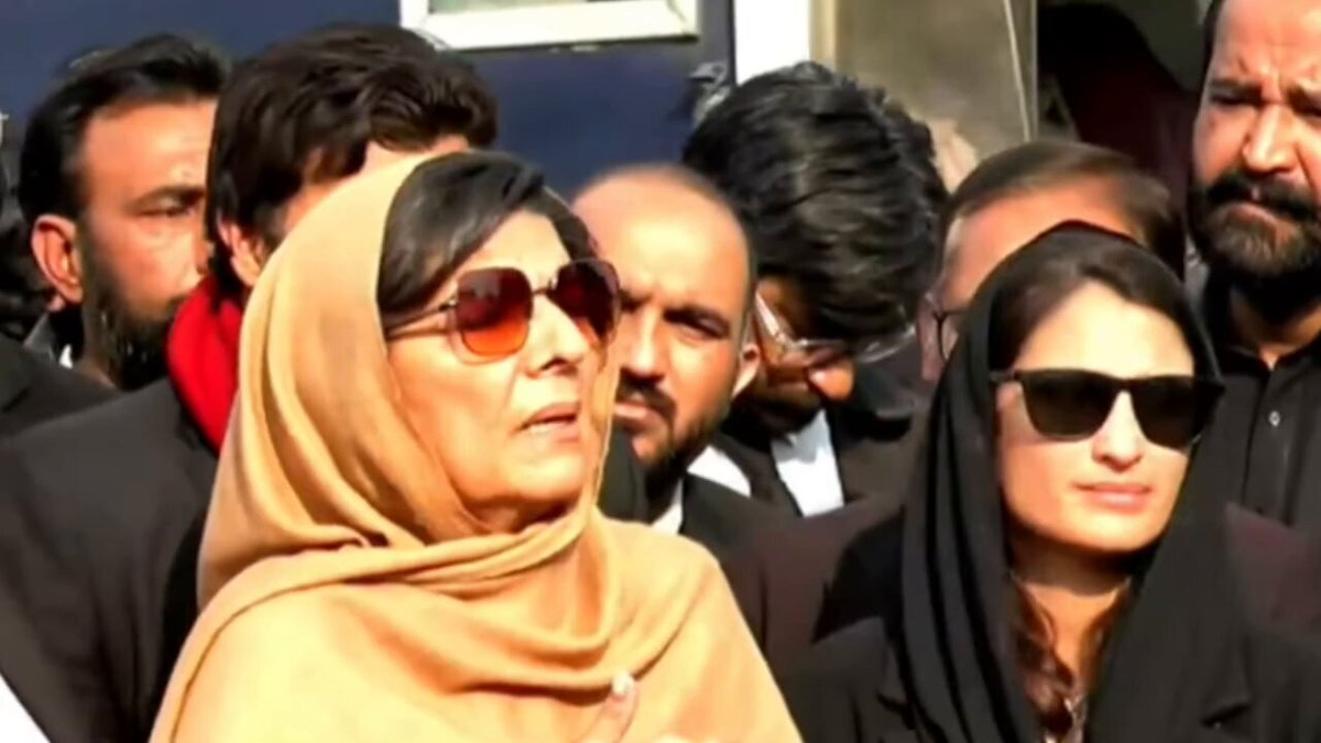 عمران خان 2 چیزیں کبھی نہیں چھوڑتے ایک اللہ اور ایک ورزش۔ یہ ان کو بند بھی کرتے ہیں تو وہ سیل میں بھی ورزش کر لیتے ہیں، علیمہ خان