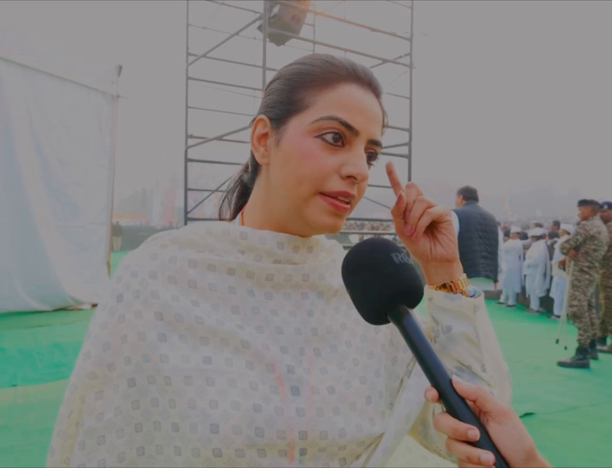 हमनें दस्तख़त किए हैं अपने क़त्ल-नामों पर, अभी हम आसमानों की अमानत, ज़मीनों की ज़रूरत हैं, हम देश की ज़रूरत है, क्योंकि हम कांग्रेस है। कांग्रेस और देश को अगर किसी की जरूरत है, तो वह श्री Rahul Gandhi जी है। #VoteChorGaddiChhod #Congress #rahulgandhi