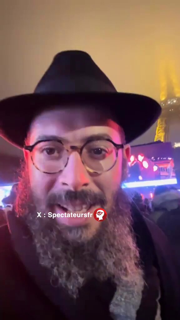 🔴🇫🇷✡️ #Paris – Hier soir, un rassemblement s’est tenu au pied de la Tour Eiffel à l’occasion de la fête juive de Hanouka.