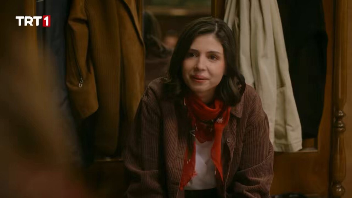 bu sahnenin başında fadime’ye esme’yi istemedi diye sinirlenirken şuralara gelince kendimi fadime’nin yanaklarını sıkmak isterken buldum ya zeyatılgan sinirden dellenme işini o kadar güzel oynamış ki bayılmaktayız