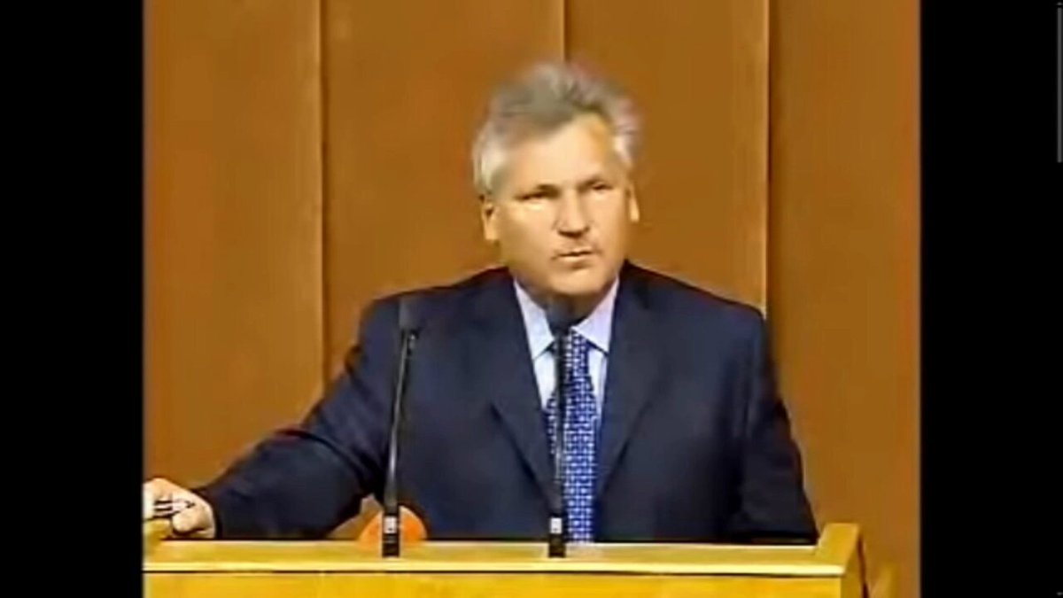 Zadziwiające, że ci którzy krytykują Prezydenta za snusy jednocześnie uważają, że wiecznie narąbany Kwaśniewski, członek PZPR, minister w bolszewickim rządzie reżimu PRL i kłamca (oszukał ws. swojego wykształcenia) był najlepszym prezydentem Polski. 🤦‍♂️